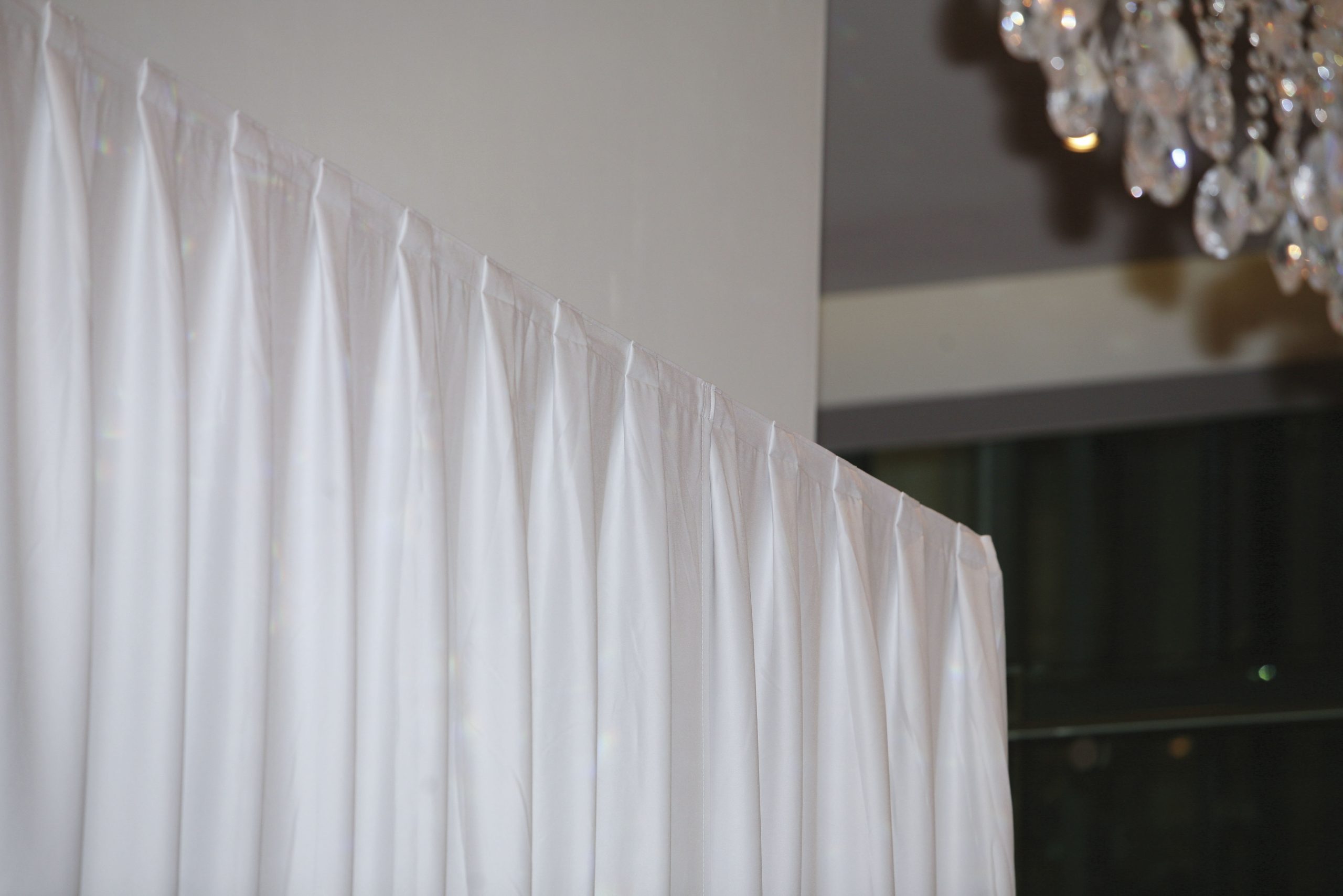 Showtec Drapecurtain Medium Gloss Sati Pleated White - Image 3