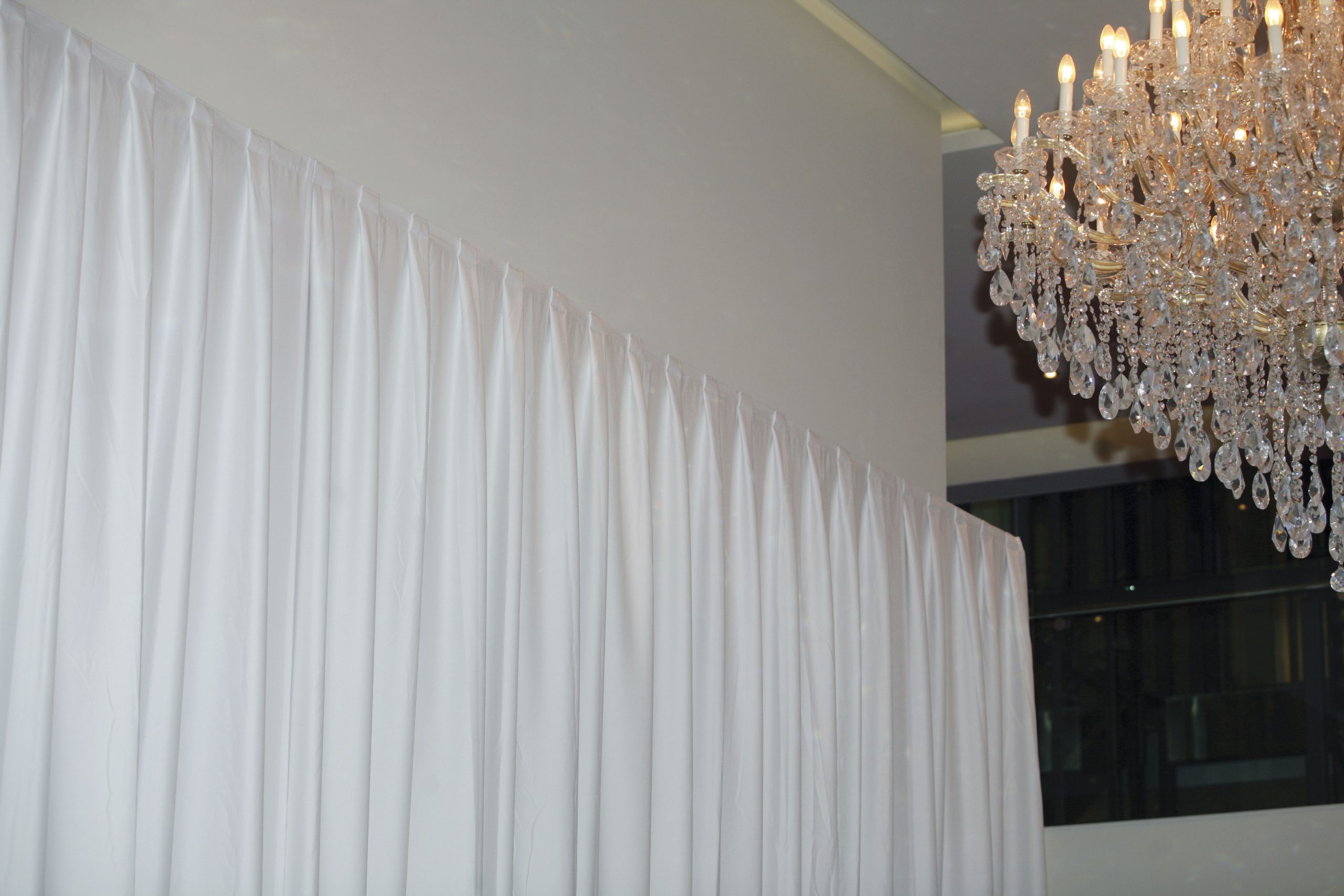 Showtec Drapecurtain Medium Gloss Sati Pleated White - Image 4