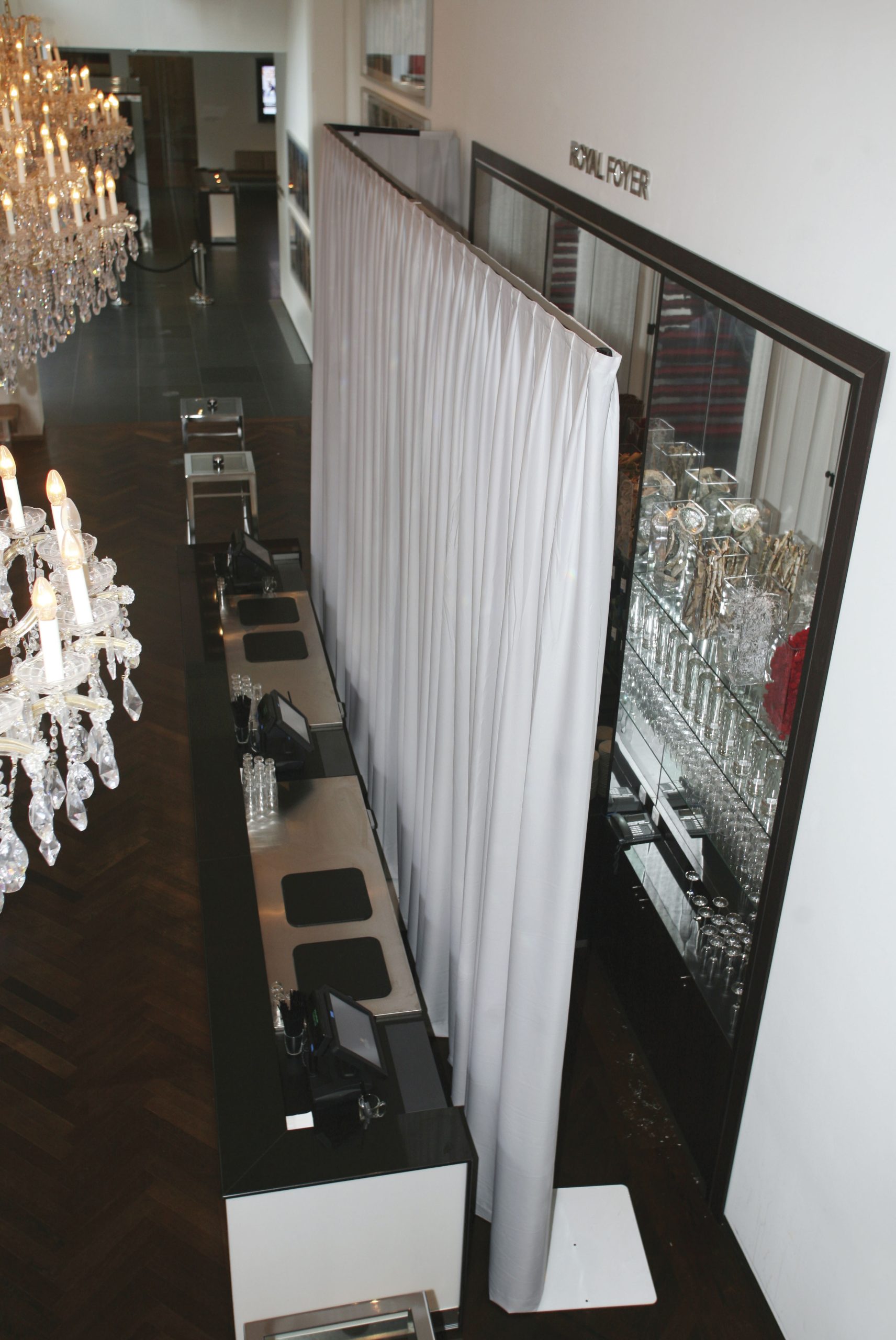 Showtec Drapecurtain Medium Gloss Sati Pleated White - Image 5